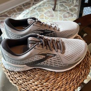 Women’s Brooks Adrenaline GTS 21 10.5 wide New In Box